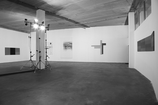 Veduta dell'esposizione. Da sinistra si vedono le opere di Valentino Vago, Nelio Sonego, Giuliano Dal Molin e Rolando Tessadri. La foto è in bianco e nero.