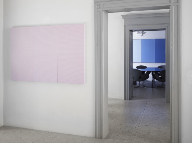 un quadro rosa in uno spazio interno