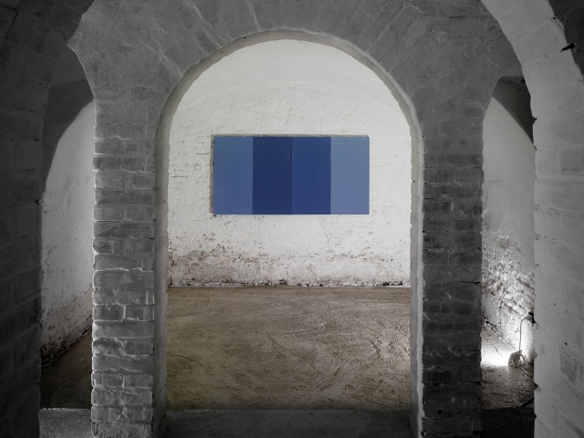 un quadro blu in uno spazio interno

