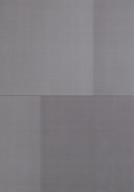 2 tele rettangolari orizzontali grigie raccolte in verticale.