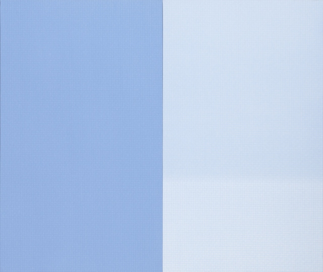 una tela azzurra affiancata a una tela bianca