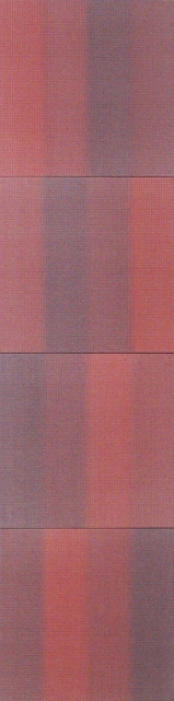 Quattro tele quadrate sovrapposte in verticale divise con quattro bande verticali colorate.