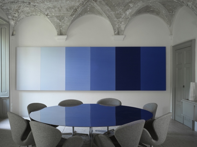 un quadro blu in uno spazio interno