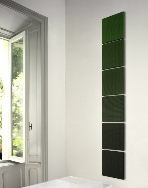una colonna di quadri verdi in uno spazio interno