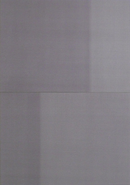 2 tele rettangolari orizzontali grigie raccolte in verticale.