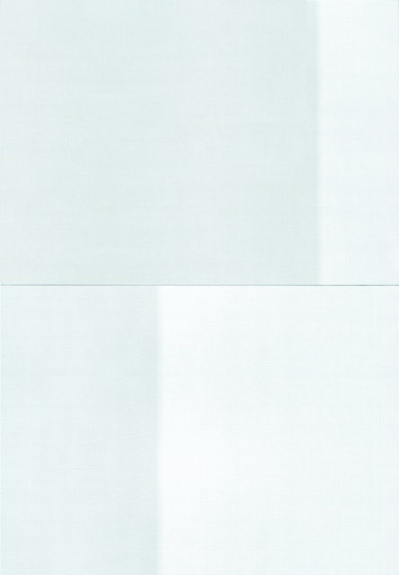 2 tele rettangolari orizzontali bianche con sfumature, raccolte in verticale.
