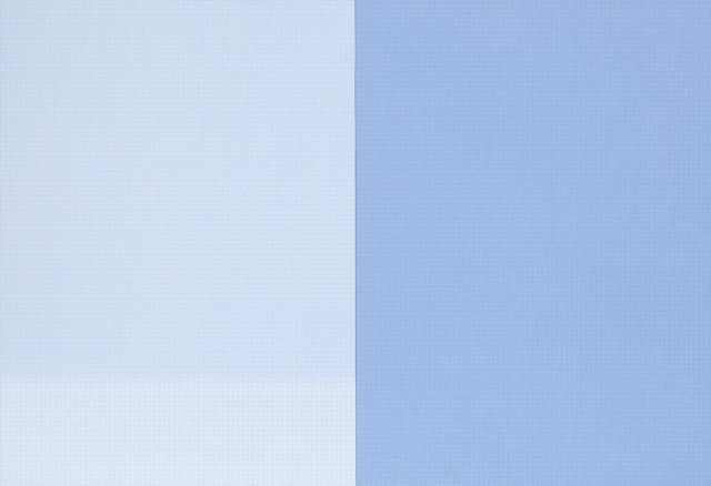 una tela azzurra affiancata a una tela bianca
